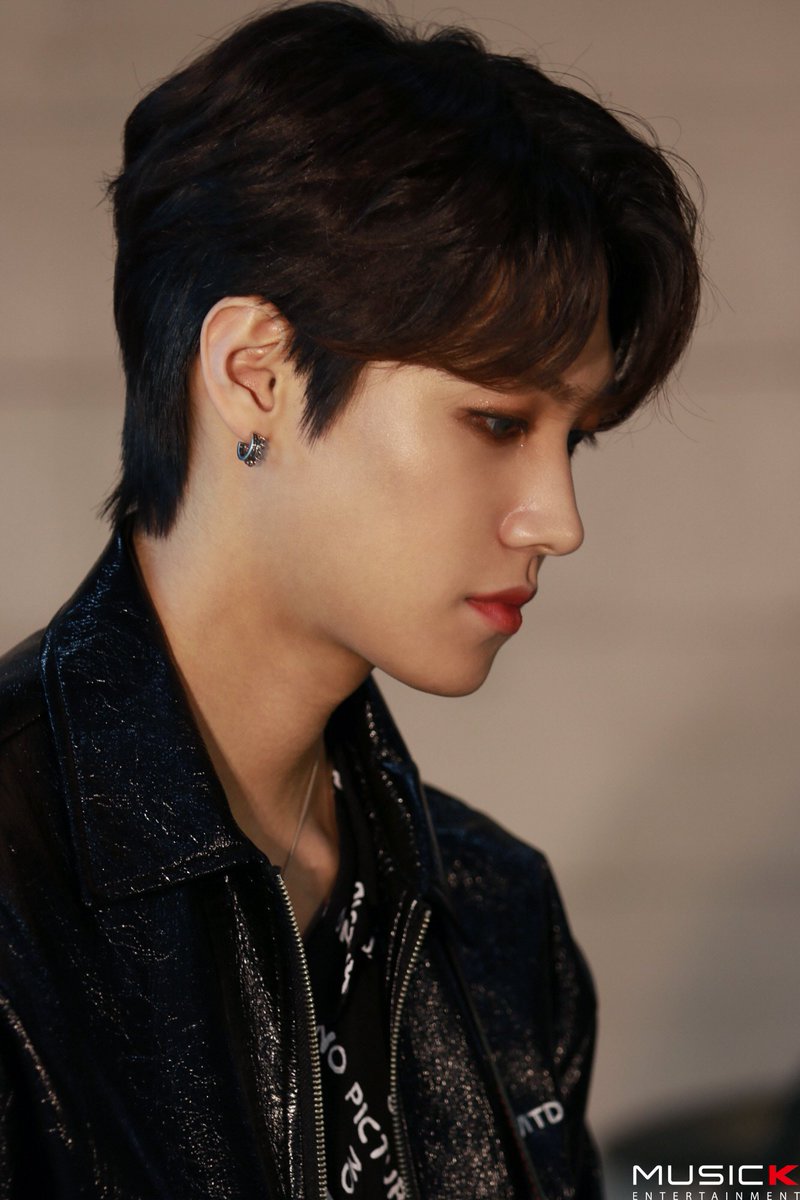 official__IZ's tweet photo. [#아이즈] #NAVER_POST 
⠀
✔ 할로윈 특집 NEW DIVIDE 커버 영상 촬영 비-하-인-드-!
📮 https://t.co/xQBKWGeVyg
⠀
#IZ #BANDIZ #밴드아이즈 #지후 #JIHOO #우수 #WOOSU #현준 #HYUNJUN #준영 #JUNYOUNG #KPOP https://t.co/AbtDurQjqd