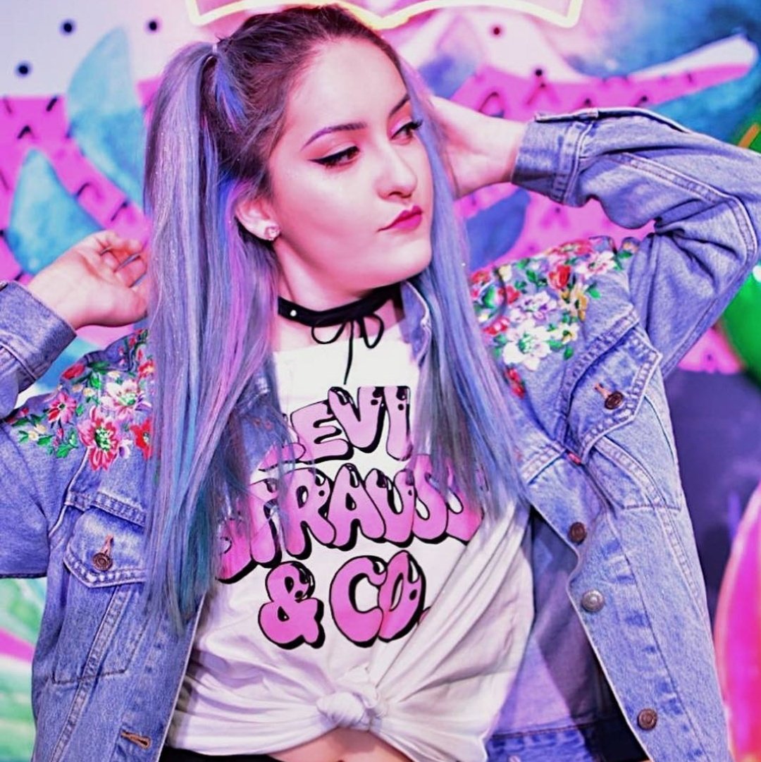 renjuntwin_'s tweet photo. 💜💜 Feliz cumpleaños a nuestra queen @FaOrozco 💜💜
Eres una de las personas que me ayudó a descubrir mi amor por los libros (y por BTS jeje) Deseo que tu vida se siga llenando de amor, libros, pinturas y todo lo que amas 💐 #FaDay https://t.co/I125GdW866