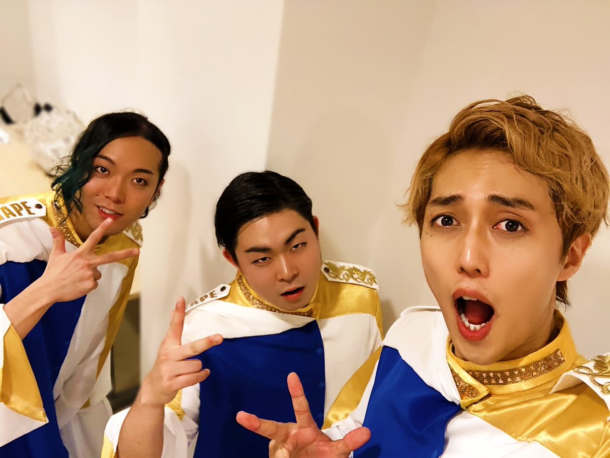 voja_nishio56's tweet photo. いまさらですが……

昨日のVOJAFestival2020ご覧いただいた皆さま、大変ありがとうございました🙇

大切な仲間と共に、ただ大きな声を出せる
それだけの事がこんなにも素晴らしいことだと気付かされた2020年

様々な方面の皆様のご協力で叶った今回のコンサート

きずなに感謝

VOJAメン三銃士🕺🕺🕺 https://t.co/WqPqKrTsSd