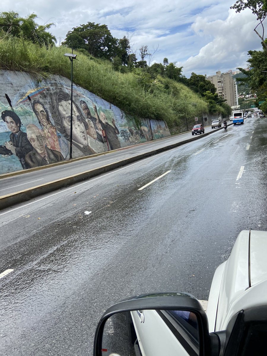 gondellea's tweet photo. Buenas noches alcalde @darwingonzalezp @AlcaldiaBaruta  está situación en la avenida parque Humboldt de terrazas del club hípico ya tiene más de un mes. Parece aguas negras y también es un peligro para los que transita que se pueden colear y provocar un accidente. Gracias. https://t.co/1Sfer7N7OL