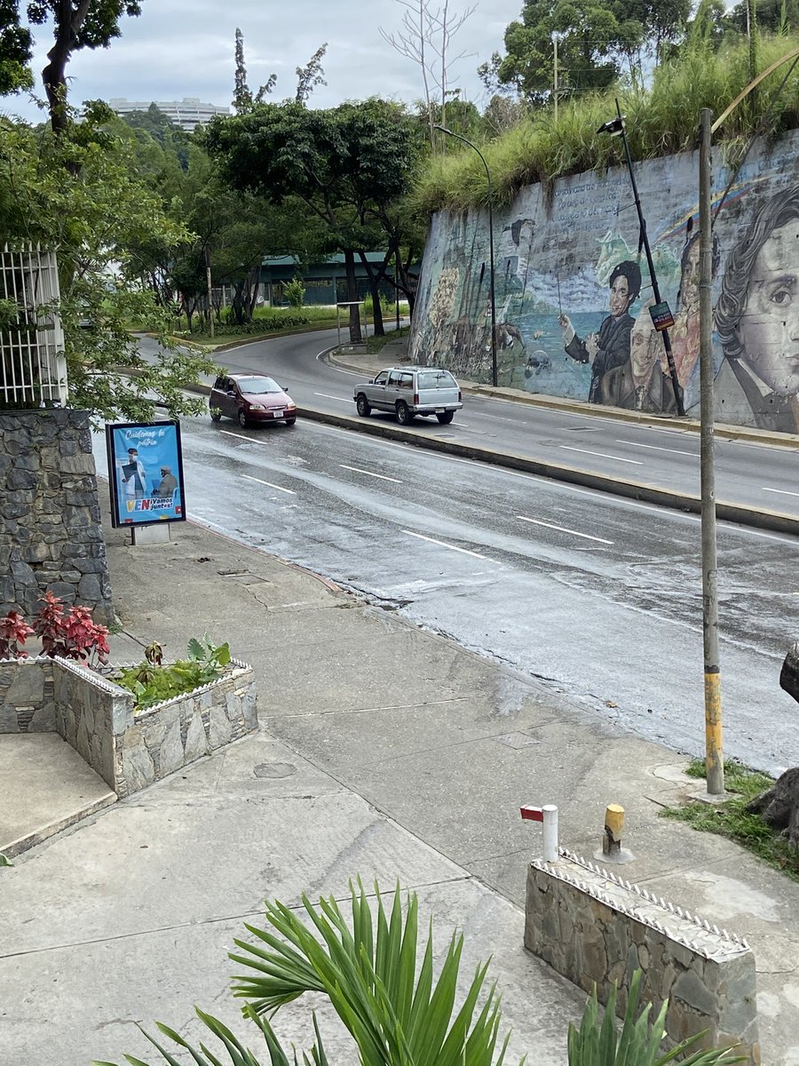 gondellea's tweet photo. Buenas noches alcalde @darwingonzalezp @AlcaldiaBaruta  está situación en la avenida parque Humboldt de terrazas del club hípico ya tiene más de un mes. Parece aguas negras y también es un peligro para los que transita que se pueden colear y provocar un accidente. Gracias. https://t.co/1Sfer7N7OL