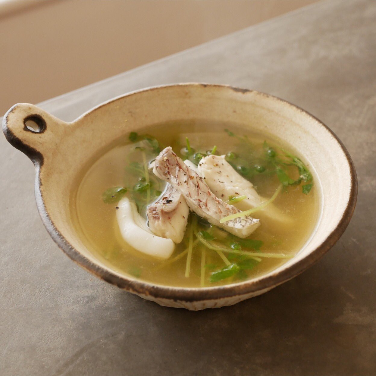 有賀 薫 魚と豆苗のレンジコンソメ 昨日 鯛とイカのお刺身を食べた残りが数切れ 処分するには忍びず レンジでスープにしてみました 豆苗と刺身の残りを入れて 水 塩 顆粒コンソメほんの少し オリーブオイル レンジで5分で びっくりするほどいい