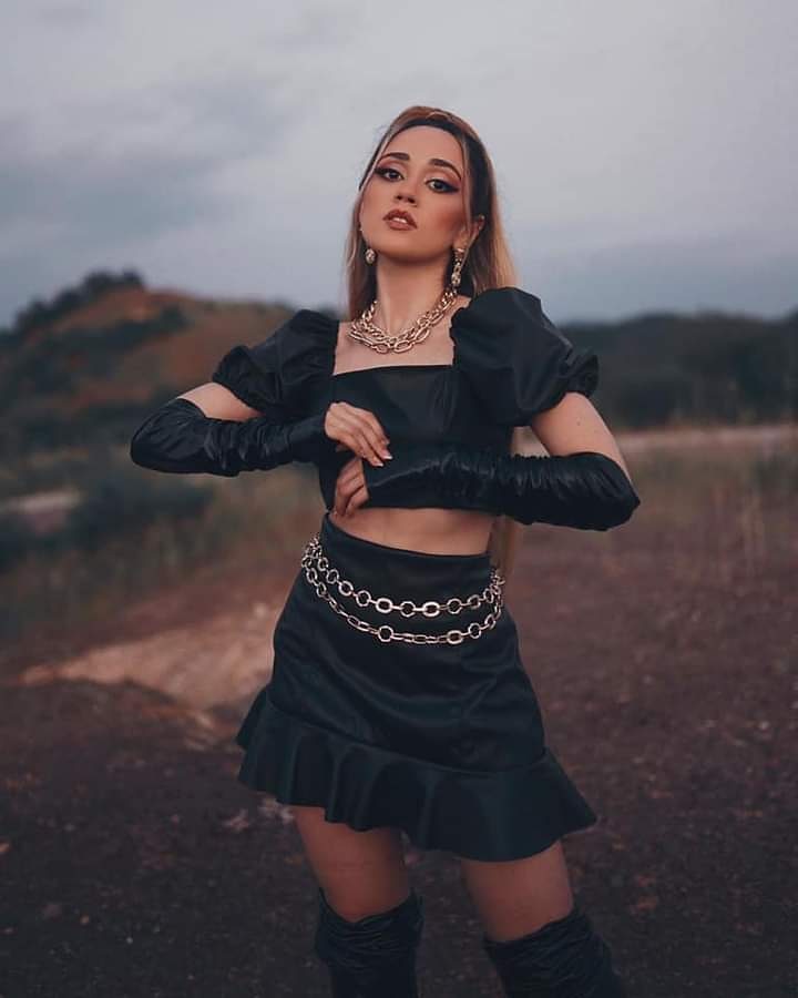 lizzy_mtz97's tweet photo. Ya está disponible el nuevo sencillo de mi hermosa @carolinaross vayan a escucharlo #complicadocarolinaross https://t.co/mGh6pbhXWi