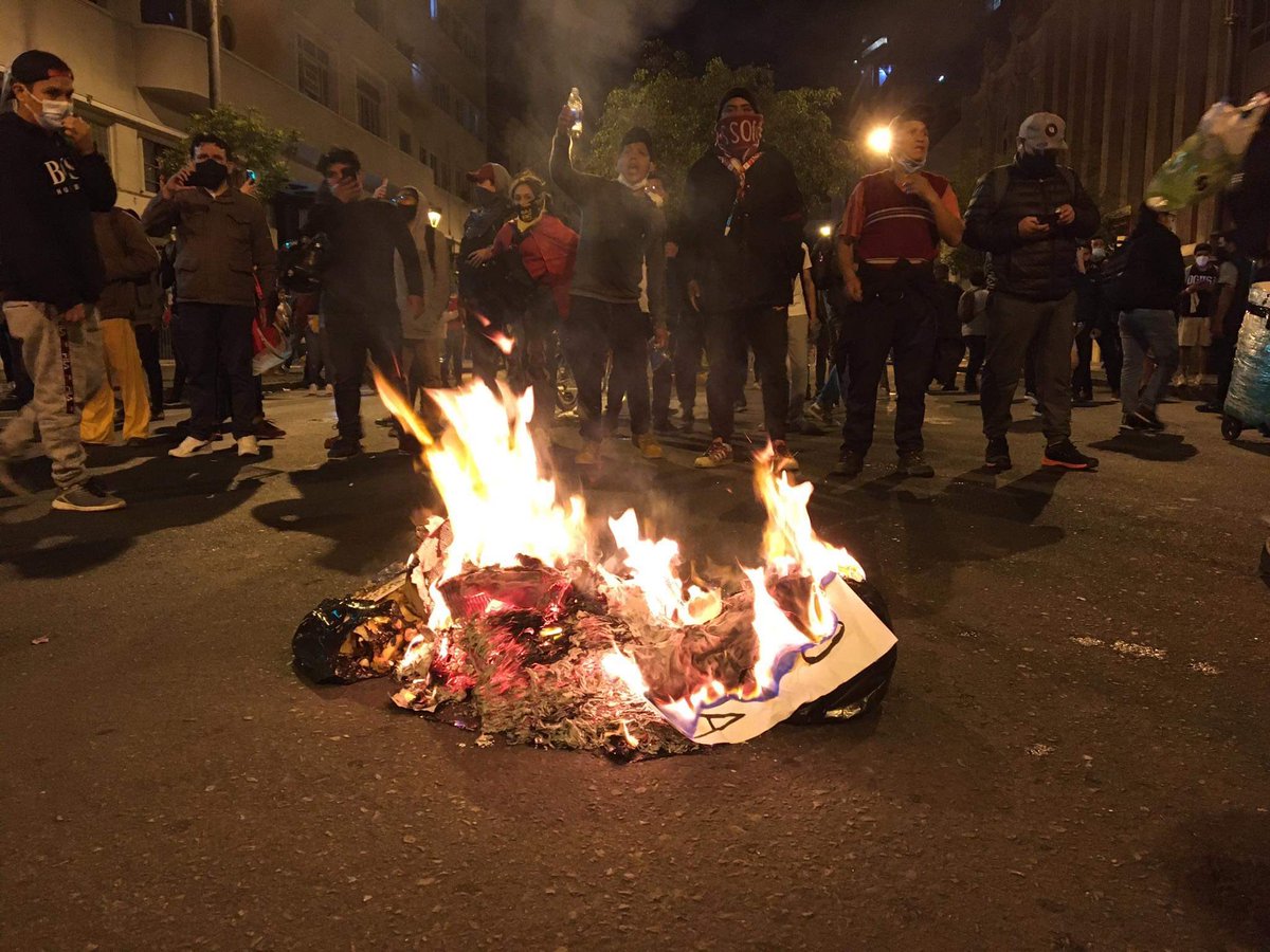dosdedosfrente's tweet photo. Esto recién empieza, 12 horas de protestas y varios detenidos. Estamos ante un gobierno de facto y tenemos todo el derecho de protestar por este mandato ilegítimo. Acostúmbrate a ver esto Merino porque será hasta el día que te largues.
#TodosLosDíasHastaQueCaigas https://t.co/Al276GDxKG