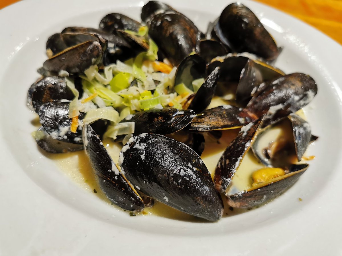 MoVernie's tweet photo. [ONTARIO TRAVEL SERIES] Have you ever had "All You Can Eat Mussels" before?

Here at Grog's Pub &amp; Grill, ONLY $14.60 CDN + tax, from October to June, you can order this special deal. This is my 1st time ordering all you can eat mussels.

#OntarioTravelSeries #Grogs #PortFranks https://t.co/ZEqmESwVDI