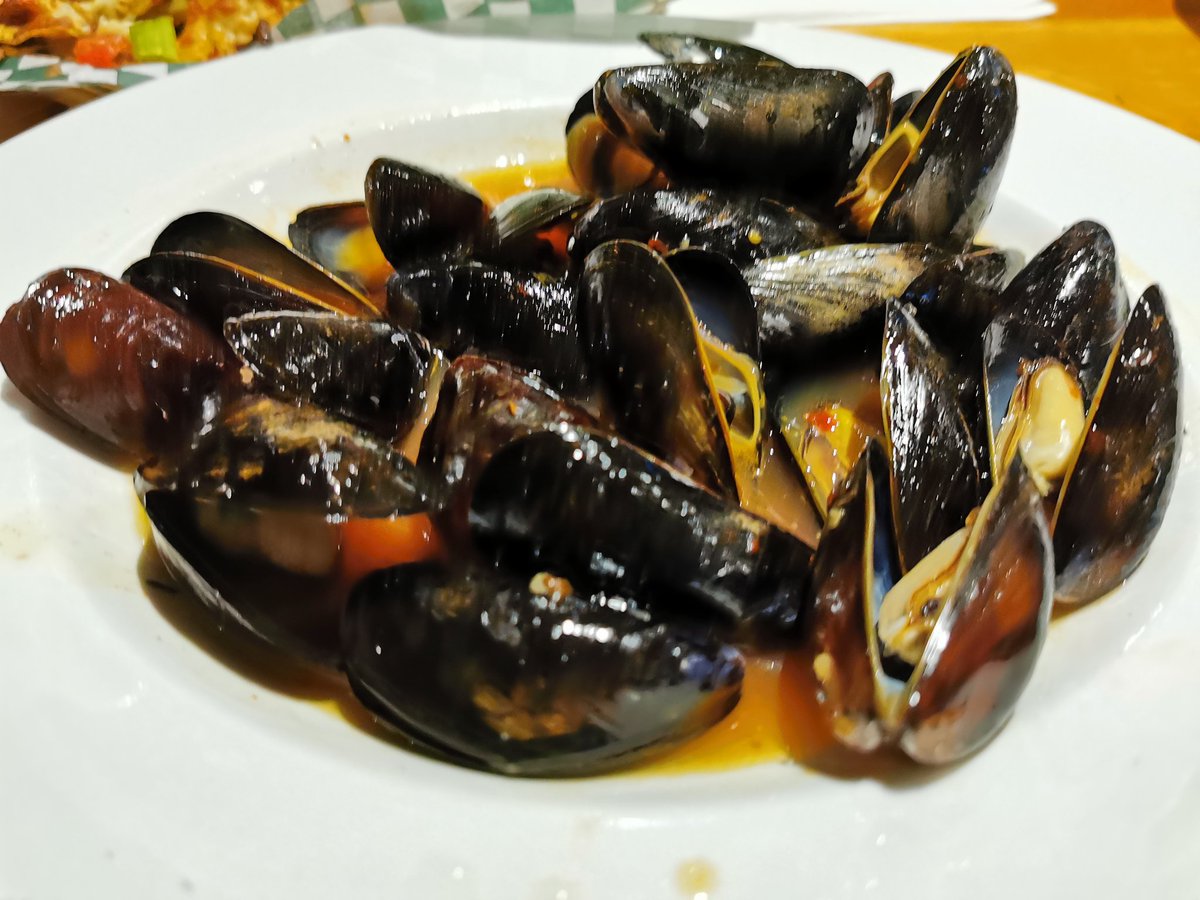MoVernie's tweet photo. [ONTARIO TRAVEL SERIES] Have you ever had "All You Can Eat Mussels" before?

Here at Grog's Pub &amp; Grill, ONLY $14.60 CDN + tax, from October to June, you can order this special deal. This is my 1st time ordering all you can eat mussels.

#OntarioTravelSeries #Grogs #PortFranks https://t.co/ZEqmESwVDI