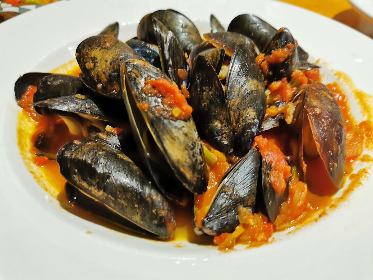 MoVernie's tweet photo. [ONTARIO TRAVEL SERIES] Have you ever had "All You Can Eat Mussels" before?

Here at Grog's Pub &amp; Grill, ONLY $14.60 CDN + tax, from October to June, you can order this special deal. This is my 1st time ordering all you can eat mussels.

#OntarioTravelSeries #Grogs #PortFranks https://t.co/ZEqmESwVDI