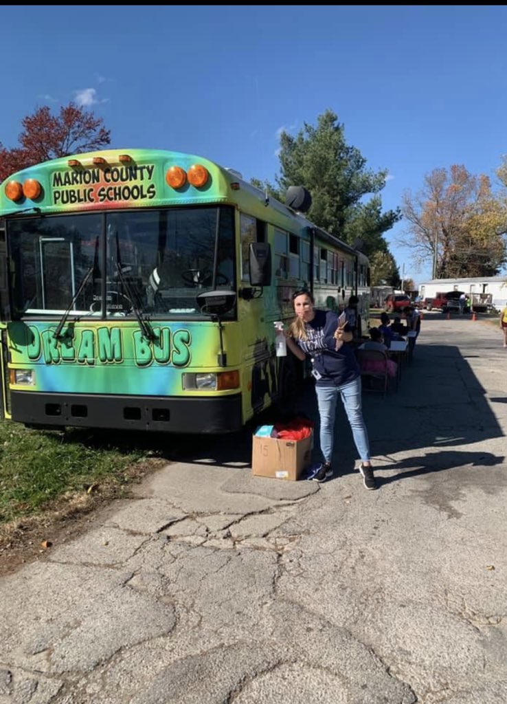 TayloraSchloss1's tweet photo. A Dream Bus + a Vision = Smiles (under a mask) ! That’s right ...go to your students in their neighborhoods and find out what they need! Lebanon Ele &amp; staff didn’t just talk about what student’s need—they made it happen! So proud! @MCPS_KY https://t.co/CVYtOnTem8
