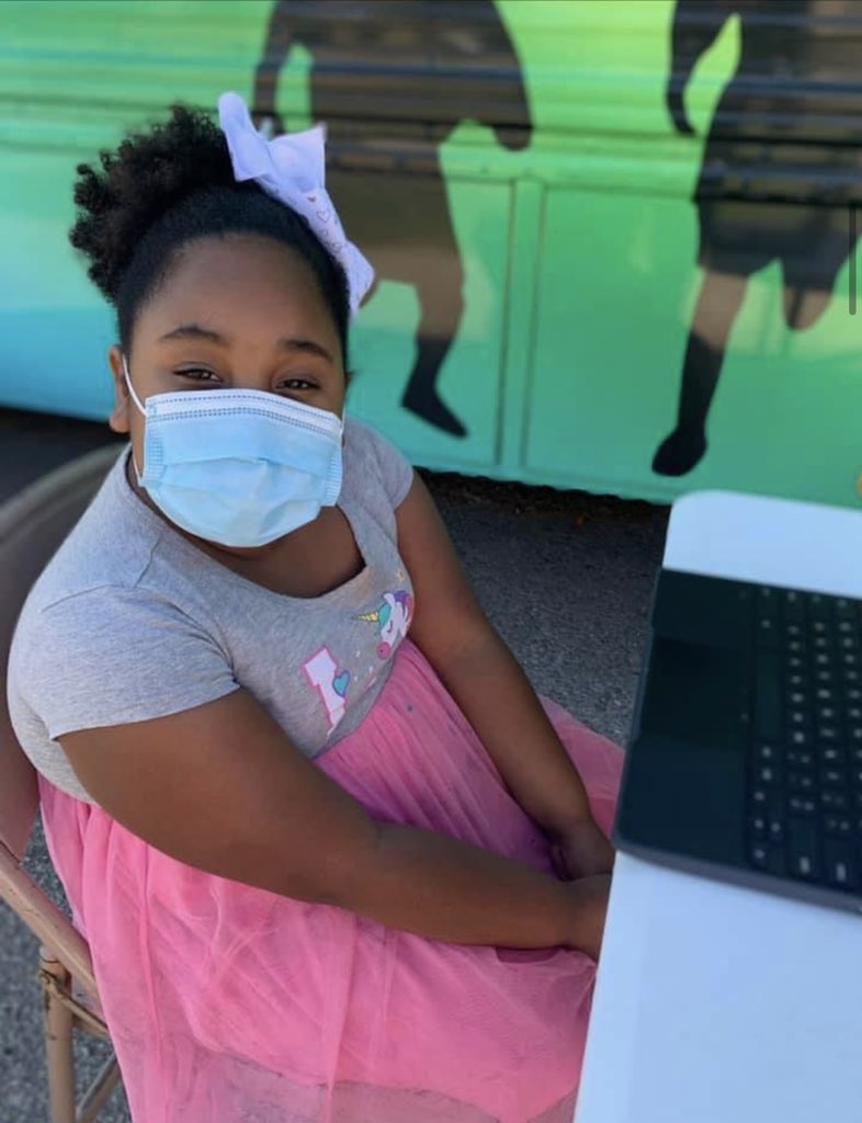 TayloraSchloss1's tweet photo. A Dream Bus + a Vision = Smiles (under a mask) ! That’s right ...go to your students in their neighborhoods and find out what they need! Lebanon Ele &amp; staff didn’t just talk about what student’s need—they made it happen! So proud! @MCPS_KY https://t.co/CVYtOnTem8