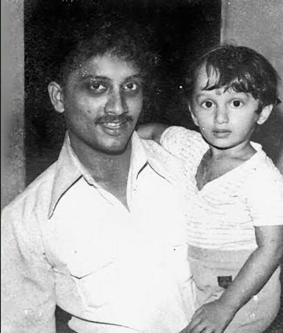 अशी सगळी मायेची आणि जिवापाड माणसं कमावणारी व्यक्ती साधी नव्हती. त्यांच्या नावातच त्यांचं व्यक्तिमत्व होतं. हाफ बाह्यांचा शर्ट, त्याला साजेशी पैन्ट, चेहऱ्यावर नेहमीचे मनमोहक हास्य, पायांमध्ये चप्पल किंवा स्लीपर. नंतरच्या काळात डोळ्यांवर रूळावलेला गोल चष्मा जो गळ्यात लटकवलेला.