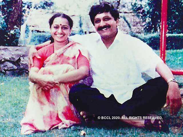 त्यातील आई-वडील आणि सर्वात मुख्य म्हणजे पत्नी समोर नव्हती. प्रेमविवाह होता दोघांचा. आयआयटी मुंबई मध्ये शिक्षण घेतांना दर रविवारी घरचे जेवण जेवायला मिळेल या हेतुने बहीणी कडे जाणाऱ्या मनोहररावांना बहिणीची नणंद मेधा आवडली आणि पुढे लग्न करून ती एका म्हापुस्याला आली.