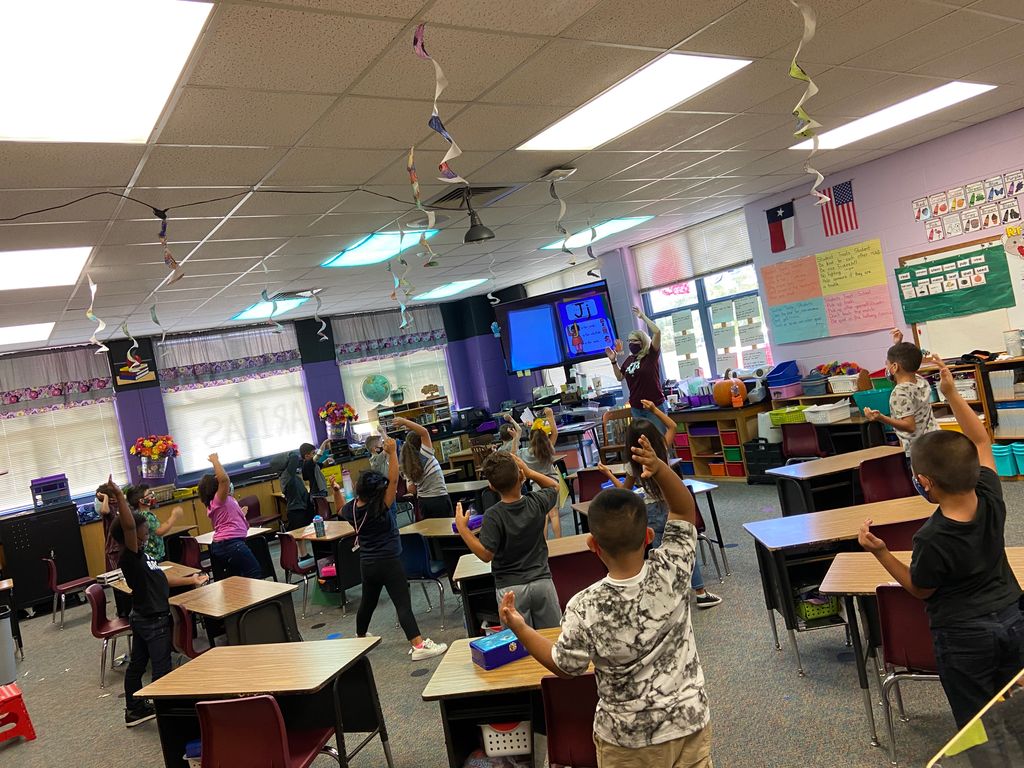 Westside_AISD's tweet image. Give me an L...L... give me an M... M. We love learning letters in kinder #learningthroughmovement #whenatwestside