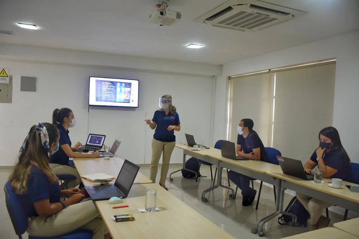 alejaharris's tweet photo. #TeamTraso 48 horas de trabajo en la #virtualideathon de @volunteers_ae una gran experiencia creando proyectos de impacto para poblaciones en situación de vulnerabilidad económica y social. @colectivotraso entre los 24 finalistas de las 282 organizaciones postuladas en el mundo. https://t.co/JpvVjPmLxI