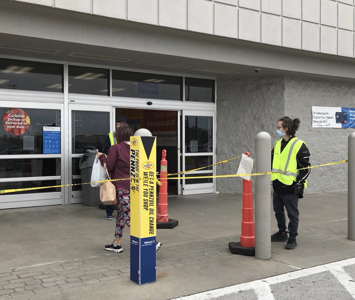 grannysidney's tweet image. #FightFor15 #BernieAtWalmart🔆 #Solidarity