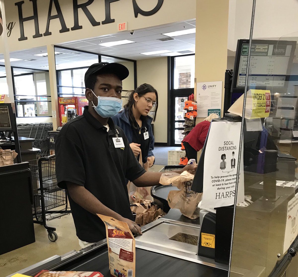 grannysidney's tweet image. #FightFor15 #BernieAtWalmart🔆 #Solidarity