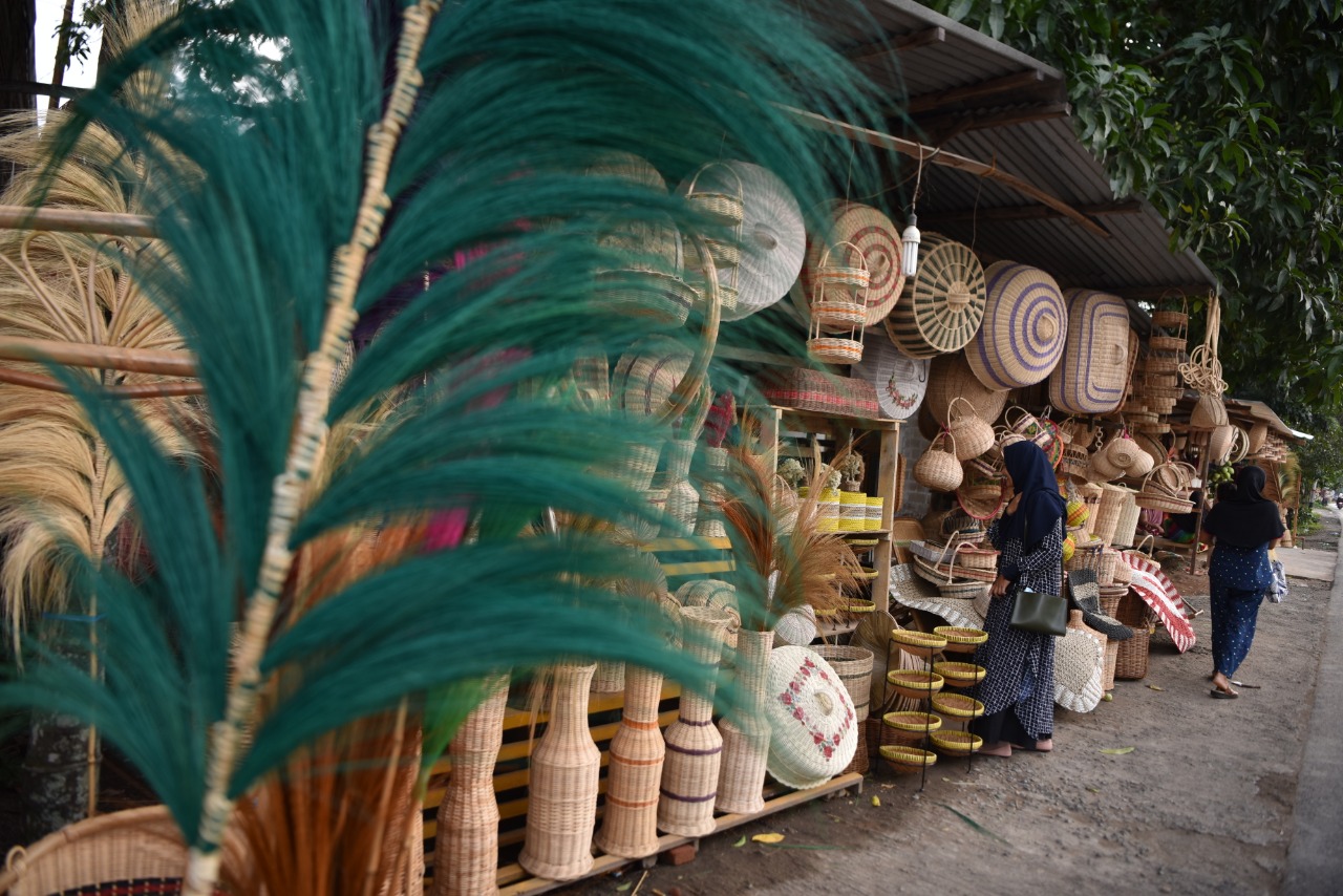 Penjualan Kerajinan Tangan dari Rotan Menurun Selama 