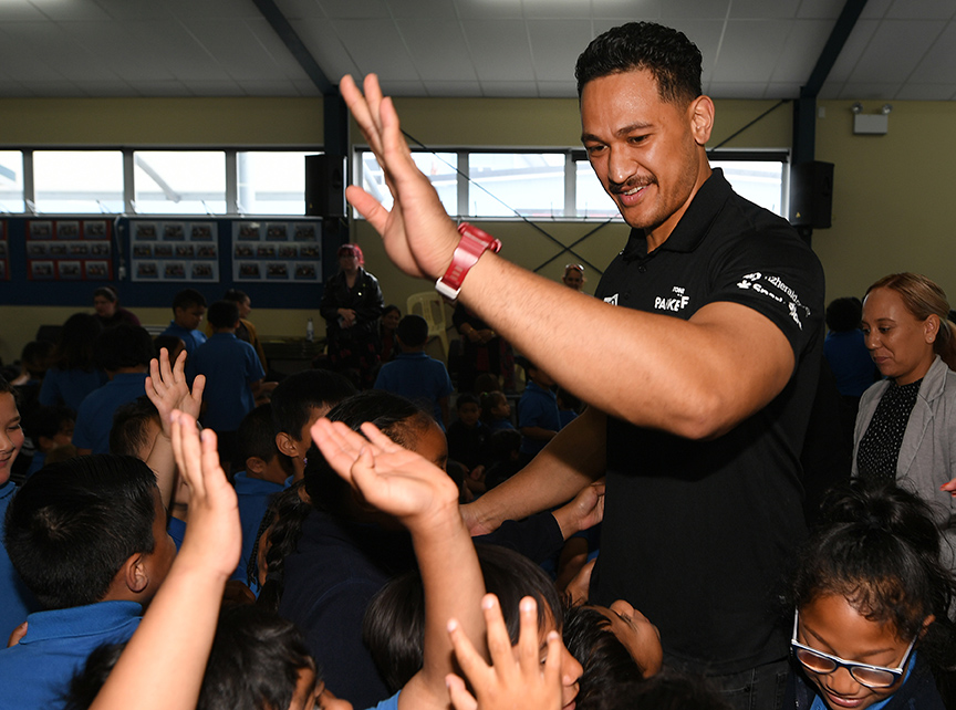 PhotosportNZ's tweet photo. NZ heavyweight boxer Junior Fa visits his former primary school in Papakura ahead of December's big fight night #ParkerFa #ParkervFa #TeamFa https://t.co/BWFA25qxsH