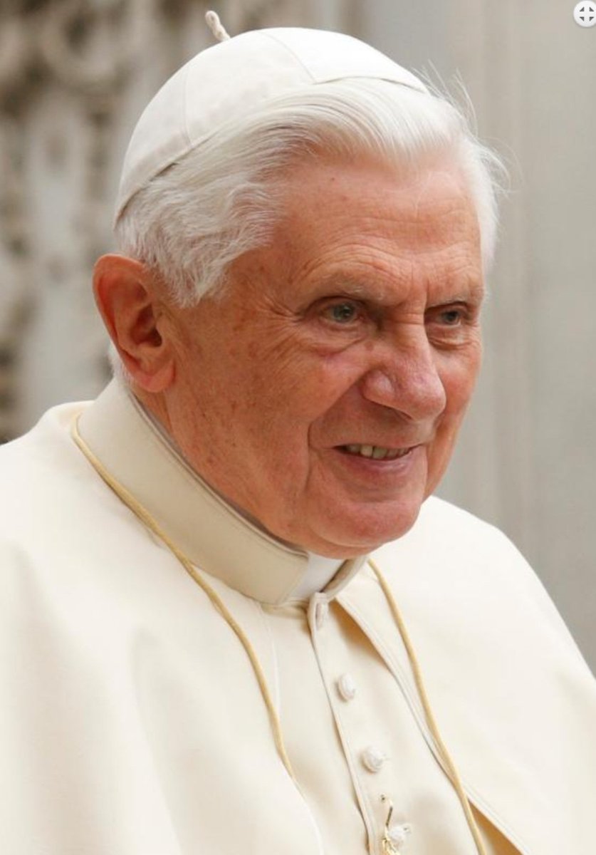 Pope Benedict XVI is like a candle that fades slowly and serenely. He is at peace with God, with himself and with the world, he is unable to walk without help and can no longer celebrate Mass.
We offer prayers for the Holy Father, let's pray for Pope Benedict XVI.