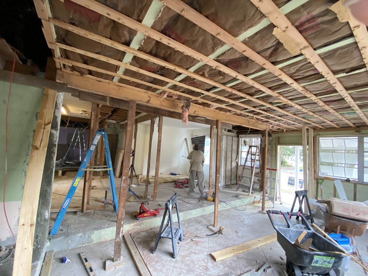 RadfordHomes's tweet photo. #LVLbeam #JoistHangers
#woodbeams #woodworking #beams   #kitchensofinstagram #exposedbeams #woodwork #exposedbrick #vaultedceiling #woodframing #carpentry #framer #framerlife 

Greg EntrepreneurRadford https://t.co/7TbQa6bSfY