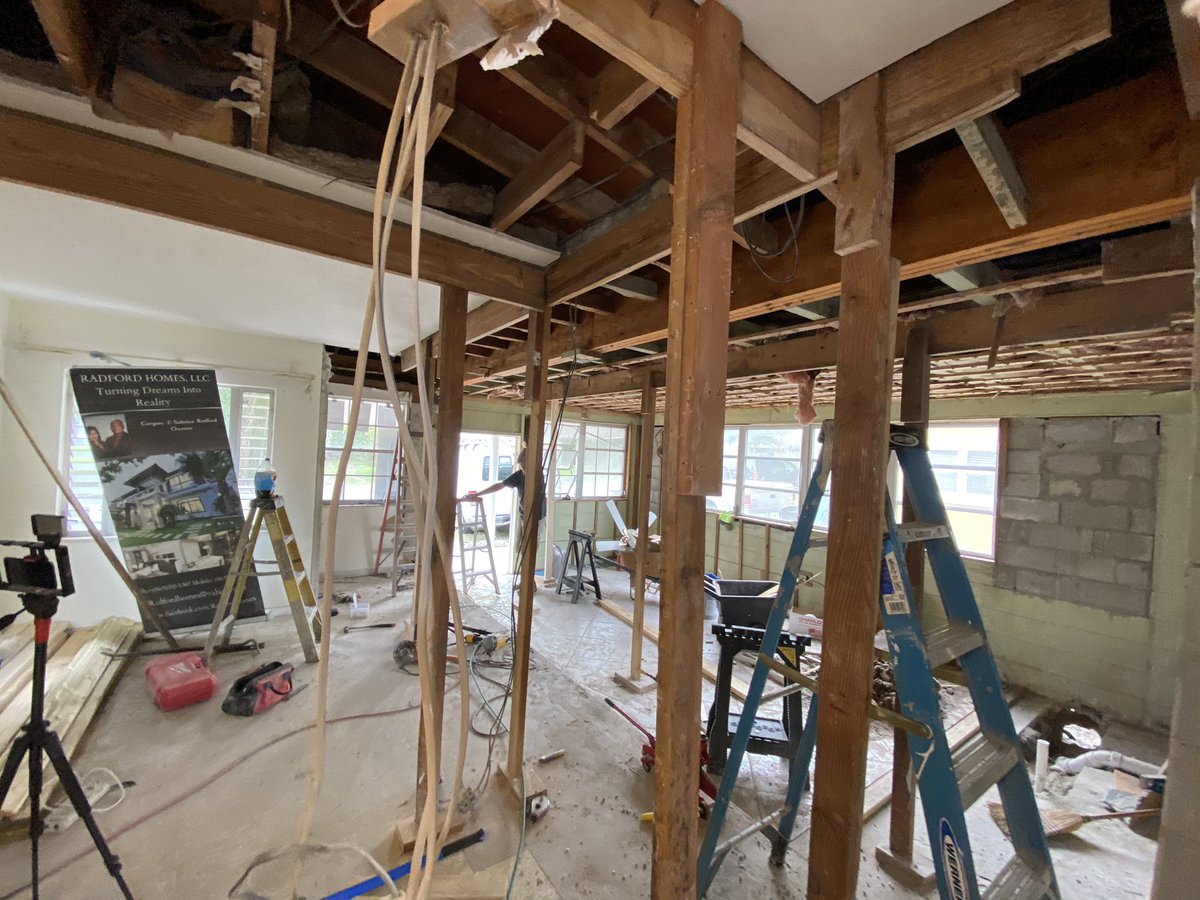 RadfordHomes's tweet photo. #LVLbeam #JoistHangers
#woodbeams #woodworking #beams   #kitchensofinstagram #exposedbeams #woodwork #exposedbrick #vaultedceiling #woodframing #carpentry #framer #framerlife 

Greg EntrepreneurRadford https://t.co/7TbQa6bSfY