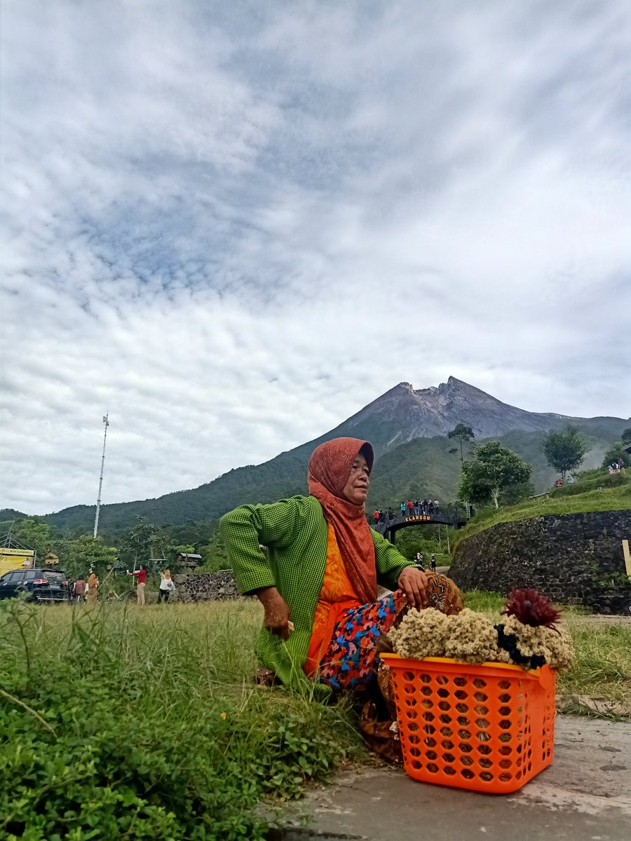 H_erliii's tweet photo. Halo #merapi #gunungmerapi apa kabarnya pagi ini? Gunung dan pemandangan yang cantik sekali. Foto ini diambil pada Desember 2019 ..selamat bertugas relawan dari berbagai instansi yg sedang memantau aktifitas Gn Merapi.. @VolcanoYTz @theosiiip https://t.co/QYQ6MrxaLV