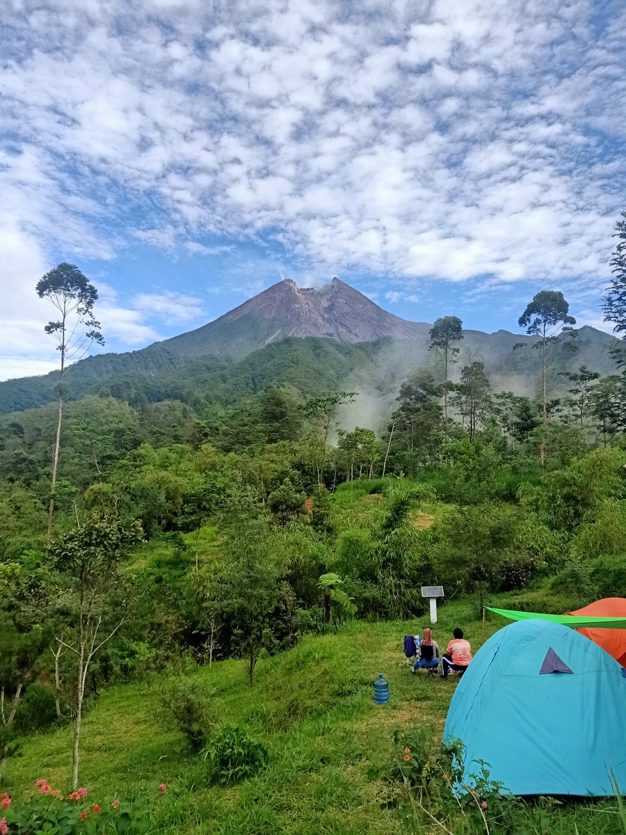 H_erliii's tweet photo. Halo #merapi #gunungmerapi apa kabarnya pagi ini? Gunung dan pemandangan yang cantik sekali. Foto ini diambil pada Desember 2019 ..selamat bertugas relawan dari berbagai instansi yg sedang memantau aktifitas Gn Merapi.. @VolcanoYTz @theosiiip https://t.co/QYQ6MrxaLV