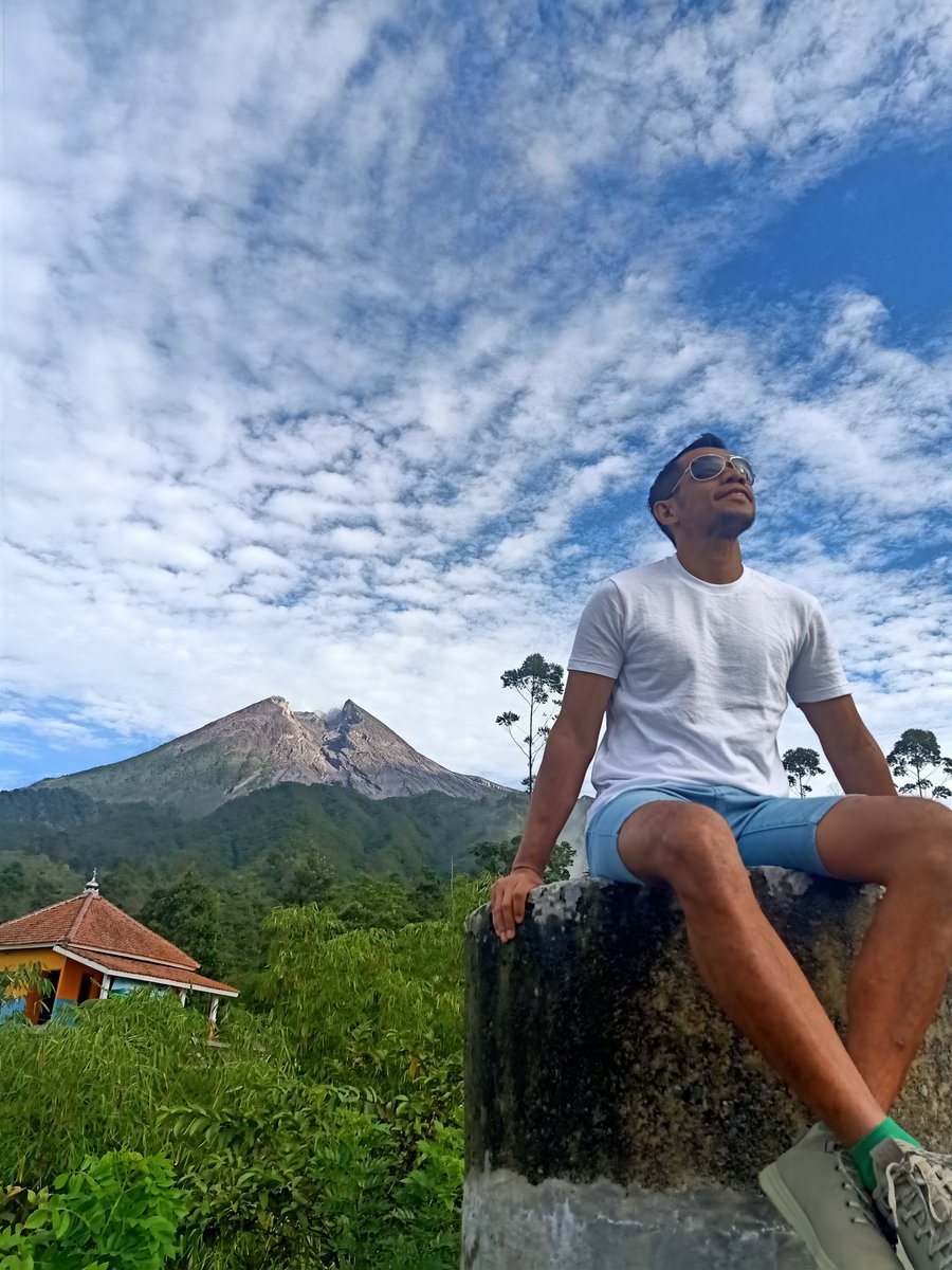 H_erliii's tweet photo. Halo #merapi #gunungmerapi apa kabarnya pagi ini? Gunung dan pemandangan yang cantik sekali. Foto ini diambil pada Desember 2019 ..selamat bertugas relawan dari berbagai instansi yg sedang memantau aktifitas Gn Merapi.. @VolcanoYTz @theosiiip https://t.co/QYQ6MrxaLV