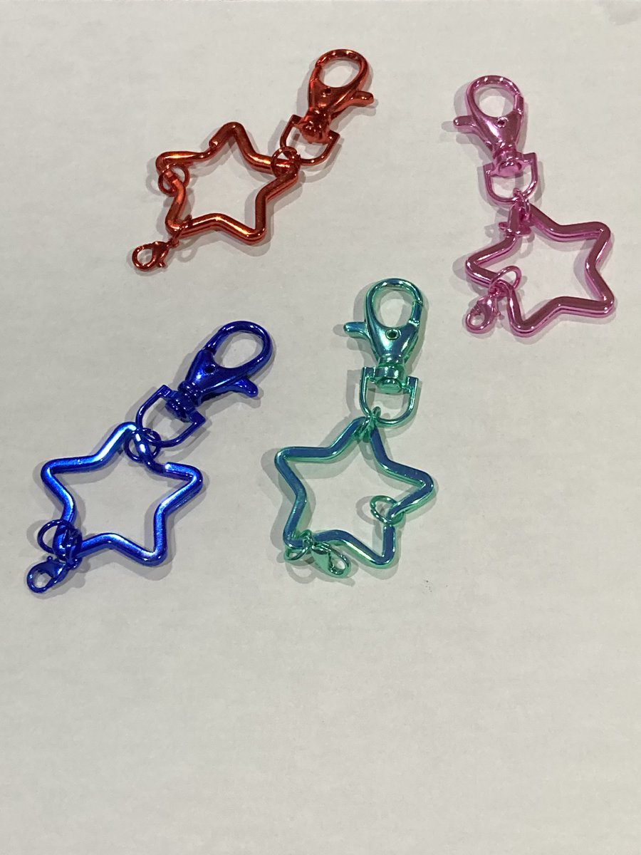 まなか すの担さんにお知らせしたい ダイソーさんに売っている 星型カラビナキーホルダーが Snowmanカラーになってます バッグなどにつけても可愛いし オリジナルキーホルダー作れそうだよね 私はあべさく 母はゆり組担当なので 購入