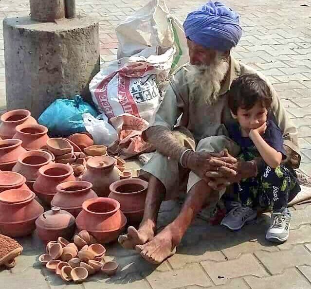 ParveenKaswan's tweet image. Friends #Diwali festival time is here. Buy from people who in return can celebrate their festival. Go #local.