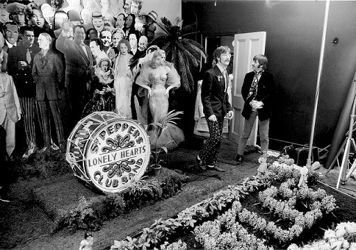 crockpics's tweet photo. John Lennon and Ringo Starr at the photo shoot for the cover of Sgt. Peppers Lonely Hearts Club Band. https://t.co/qQTokUsOy4