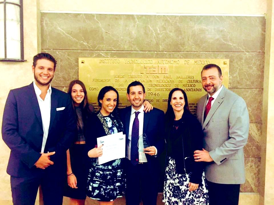 JaimeBenrey's tweet photo. #GiveawayColmillo grandes recuerdos con grandes personas!  @ITAM_mx https://t.co/fPOz2QPkFo