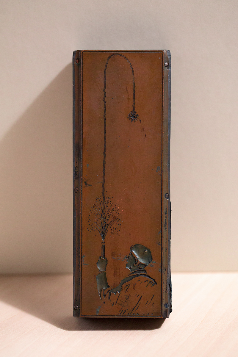 AntiqueStand's tweet photo. お祝いの花火、かな。
1910年代、イギリス製の銅版です。
本来は版画を刷るための版元ですが、裏に金具をつけて壁にかけて眺めています。
#アンティーク #アンティーク雑貨 #銅版画 #銅版 #engraving #antiquestandhiroshima https://t.co/1JefZLTvSd