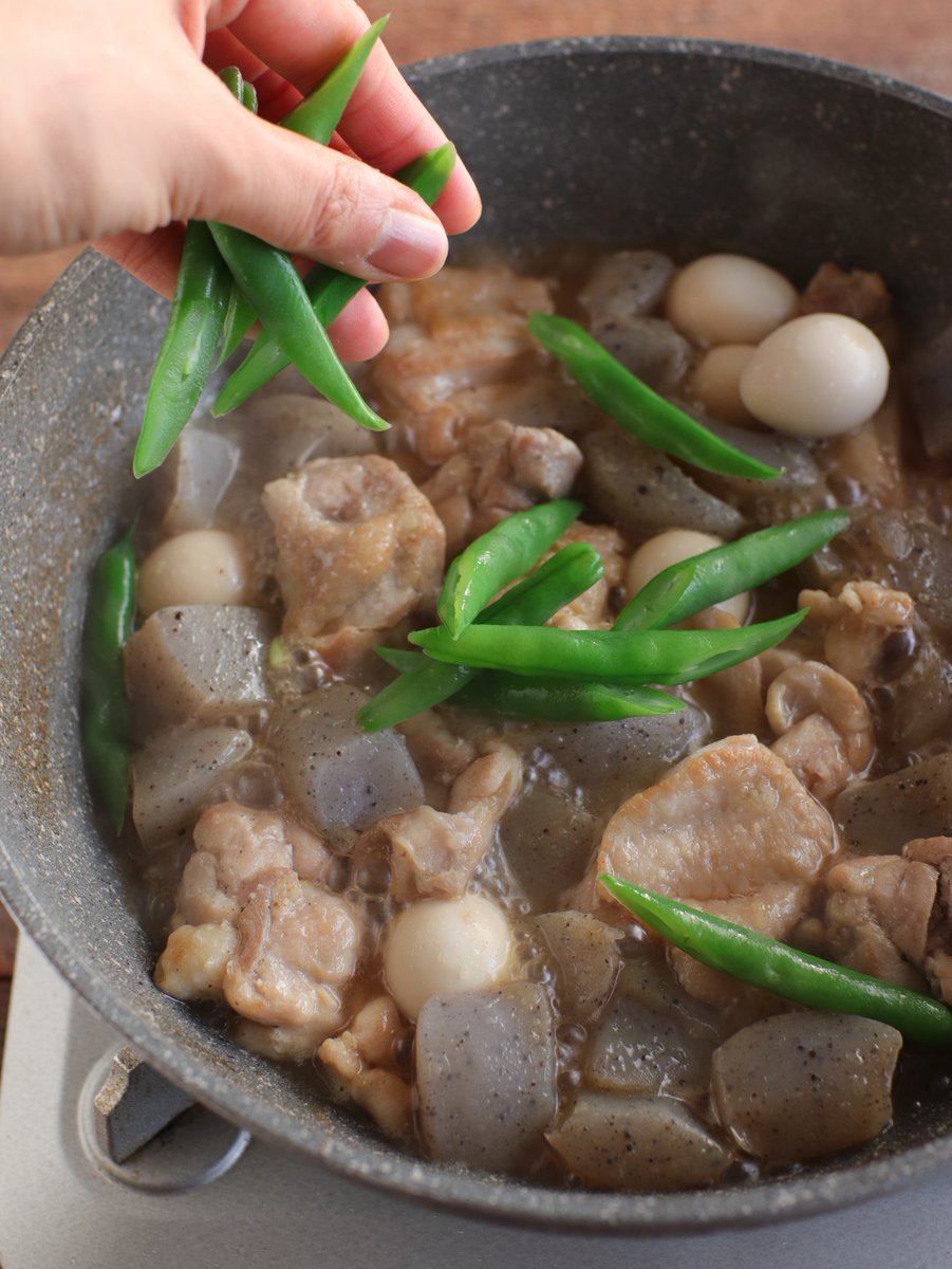 ぐっち夫婦 料理家 和風の煮物難しいと 思いがちじゃない フライパンで簡単煮 鶏こんにゃく フライパンで鶏肉を焼く こんにゃくを加えて炒め めんつゆ 水 すりおろししょうが うずらの卵を入れて蓋をし弱めの中火で10分 いんげんを加えて火を