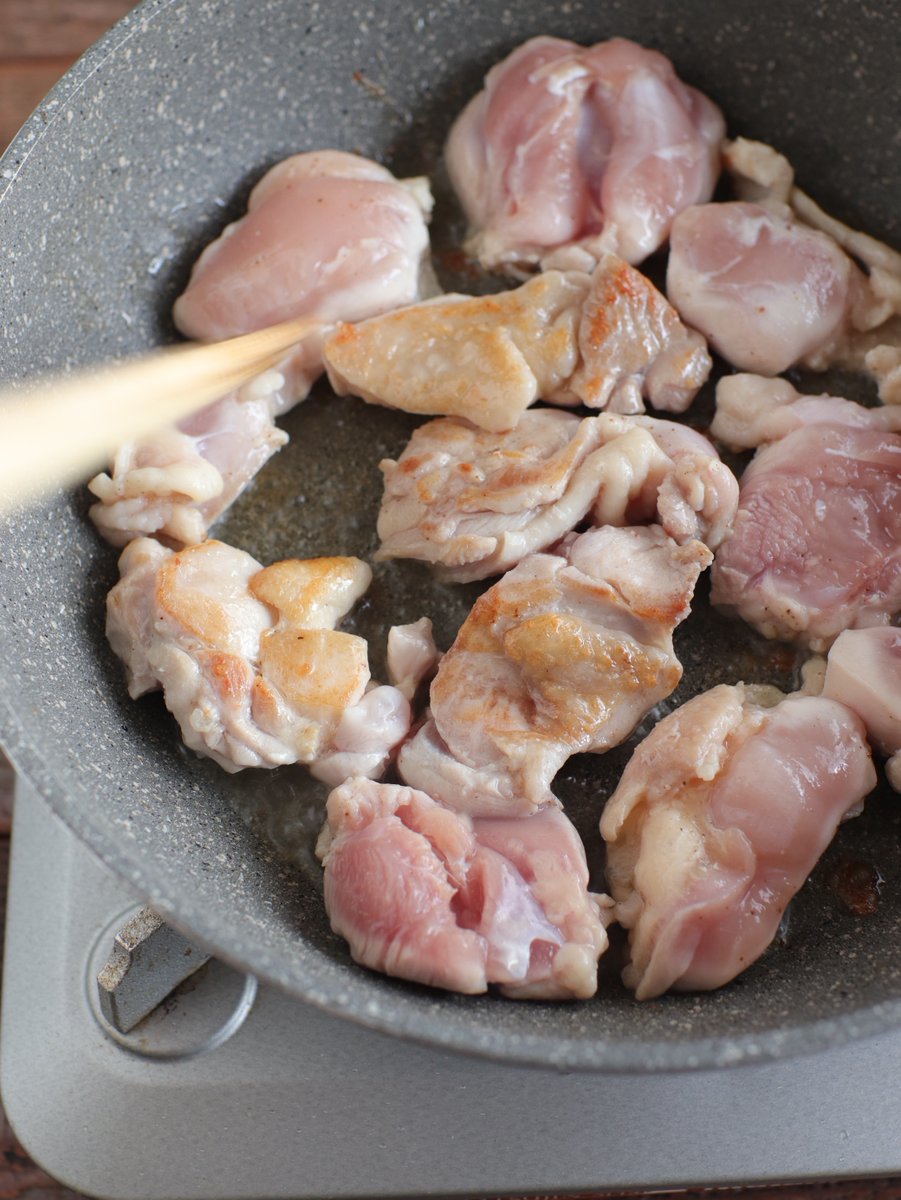 ぐっち夫婦 料理家 和風の煮物難しいと 思いがちじゃない フライパンで簡単煮 鶏こんにゃく フライパンで鶏肉を焼く こんにゃくを加えて炒め めんつゆ 水 すりおろししょうが うずらの卵を入れて蓋をし弱めの中火で10分 いんげんを加えて火を