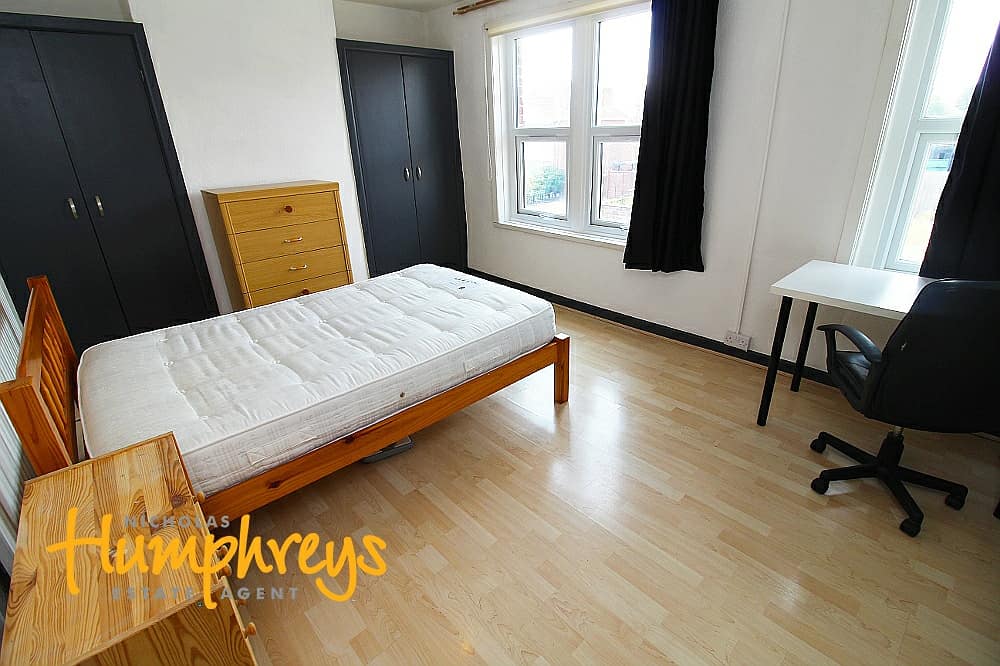 NHPortswood's tweet photo. 🏡Property of the Day🏡

Langhorn Road, SO16
+ 5 Bedroom #House
+ £90PPPW🤑
+ 1 minute walk to local highstreet
+ #Driveway😍
+ Highfield Area
+ Fully Furnished, Bills Inclusive Option Available!💰
+ Perfect for @unisouthampton #Students https://t.co/nbyTjGVSQF