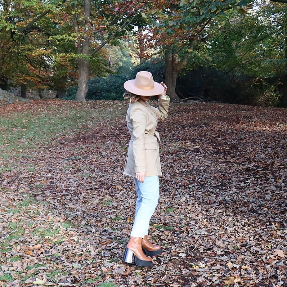 Taking time out during lockdown to reconnect with nature. 🏞️ The beautiful Richmond Park in London is one of my favourites 💗 Wearing Carey 👒