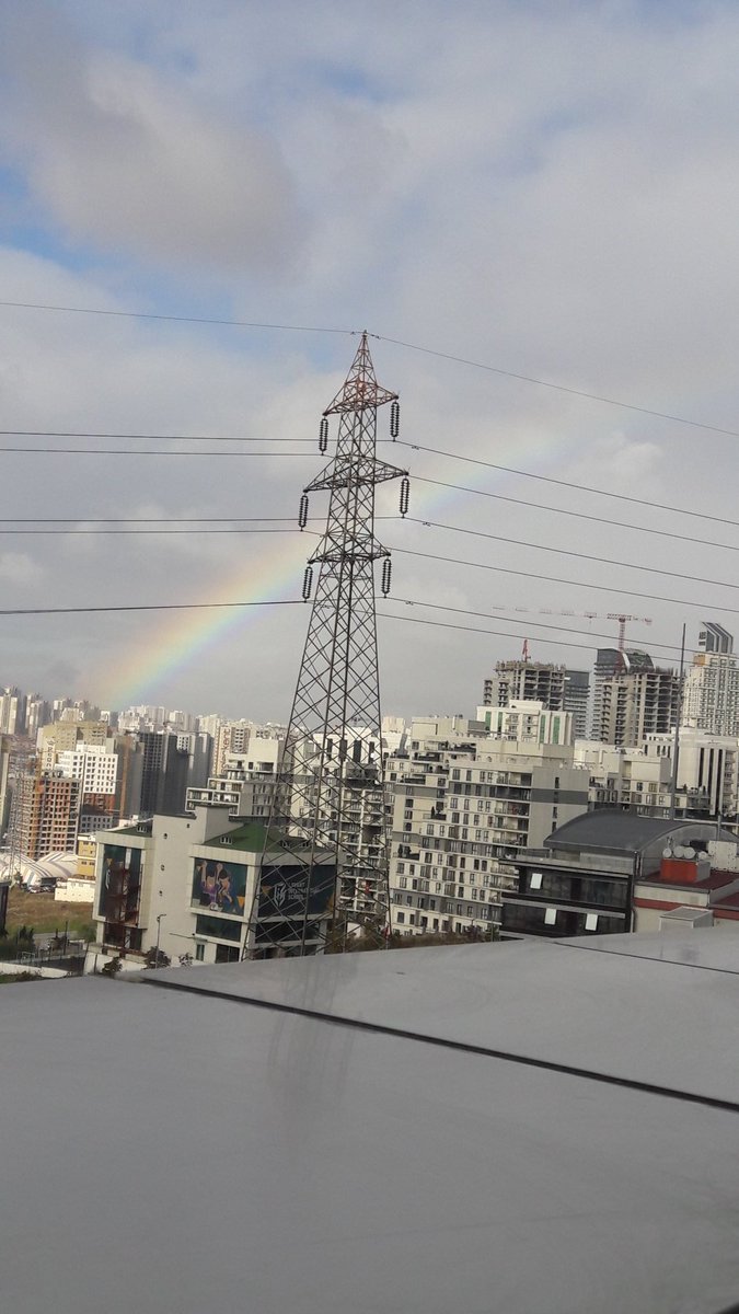 "Ve ben her sabah uyanan o toprağa inandım
Her sonbahar dalından dönerek düşen o yaprağa inandım
Geceden sonra gelen o sabaha inandım
Ve dertlerimi bir bir koyup önüme "derdi veren dermanı da verir" dediğim Yaradana inandım..."

#Günaydın #MutluSabahlar
#HayatYorduBizi