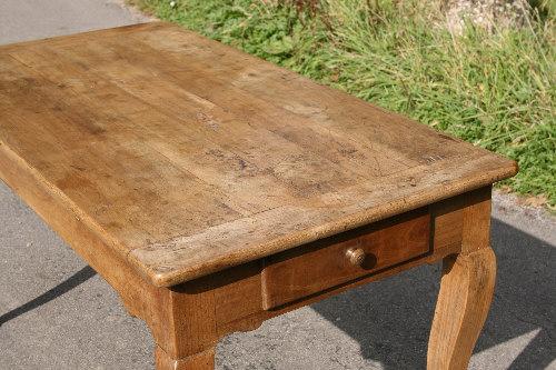 AntiqueTables1's tweet photo. An cherry antique desk/lamp table. Beautiful pale colour with lovely patina. Cabriole legs and one draw. 

Visit us for more-https://t.co/QDEduOxGV3

#antiquedesk #lamptable #antiquetable #antiquefurniture #interiordesign #cherrytable #dinigtable
@Antiques_hammer @Haresfur1 https://t.co/FMV2Y813NJ