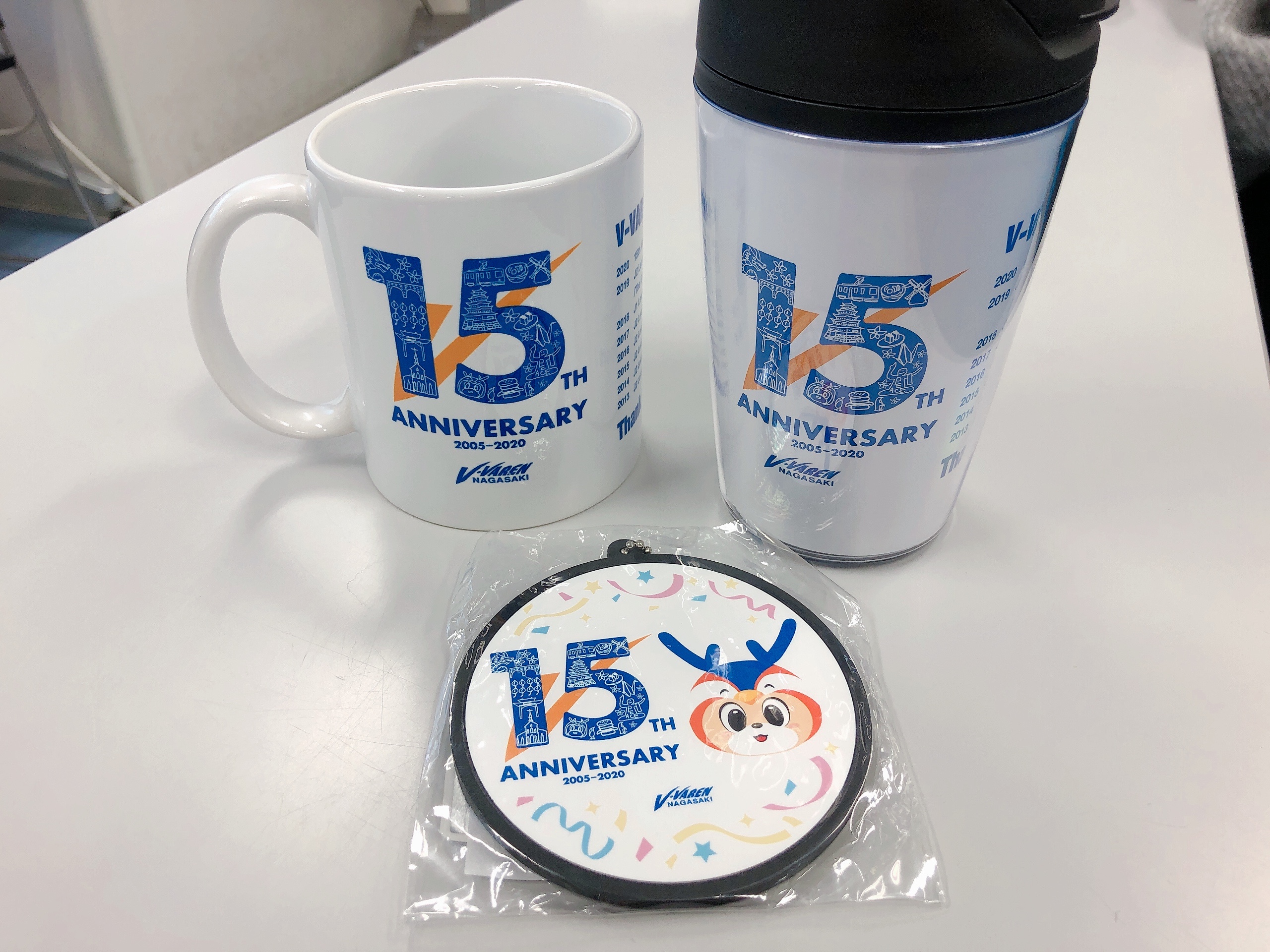 ｖ ファーレン長崎 公式 11 11岡山戦 グッズ情報 15周年記念グッズ 本日は 15周年記念マッチ グッズ売り場では 15周年タンブラーやマグカップ ラバーキーホルダーなど15周年記念グッズを販売中 皆さんぜひお買い求めください