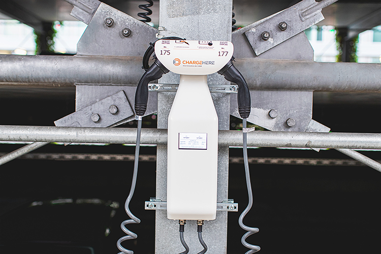 CH_EnBW's tweet photo. Durch das neu integrierte LCD-Farbdisplay sieht der Nutzer ab sofort direkt am #Ladepunkt, ob der Ladevorgang gestartet ist. Außerdem können der Ladestatus, die geladene Energiemenge und die Zählernummer abgelesen werden. Let's get charged 😉🚕⚡️ https://t.co/5XhRFoOGmD