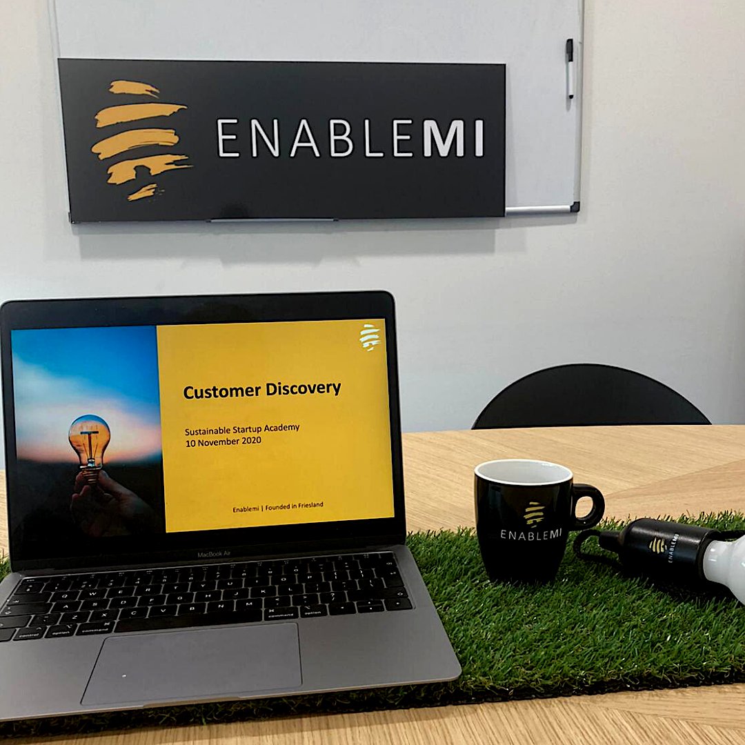 EnableMi's tweet photo. 𝗞𝗘𝗡 𝗝𝗘 𝗞𝗟𝗔𝗡𝗧 𝗗𝗢𝗢𝗥 𝗘𝗡 𝗗𝗢𝗢𝗥  🔍 
Weten wie je gebruikers/afnemers zijn en hen door en door kennen is extreem belangrijk voor #startups. Daarom gaf Dyon Hoekstra gisteren in onze online #training ‘Customer Discovery’ vijf belangrijke stappen voor dit onderzoek. https://t.co/ldUgfx0CiH