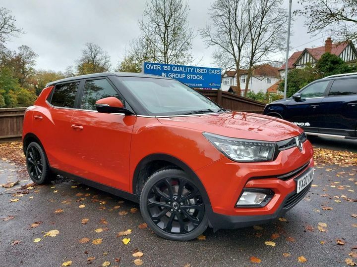 ChartersSYong's tweet image. This rare Tivoli LE Auto in Pop Orange has recently arrived on our forecourt and has only covered 500 miles from new!

This car comes with:

✅Bluetooth
✅Reverse Camera
✅Power Folding Mirrors
✅18" Black alloys 
✅ Privacy glass 
✅ Black Roof

Its now available from *£275 p…