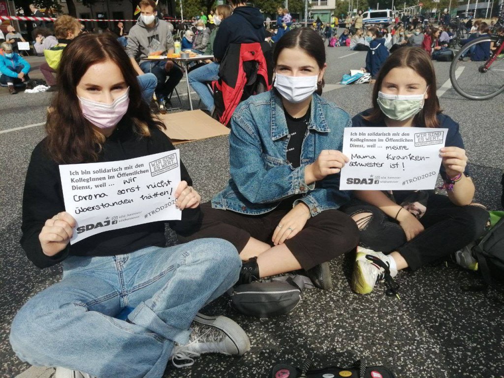 SDAJinAktion's tweet photo. SDAJ in Aktion: Hannover
Solidarität mit den Streikenden im Öffentlichen Dienst von einer Fridays for Future Demo im September.
#arbeiterjugend #inAktion #verdi #FridaysForFuture #TVöD #mehrLohn https://t.co/JWYoAGRK1s