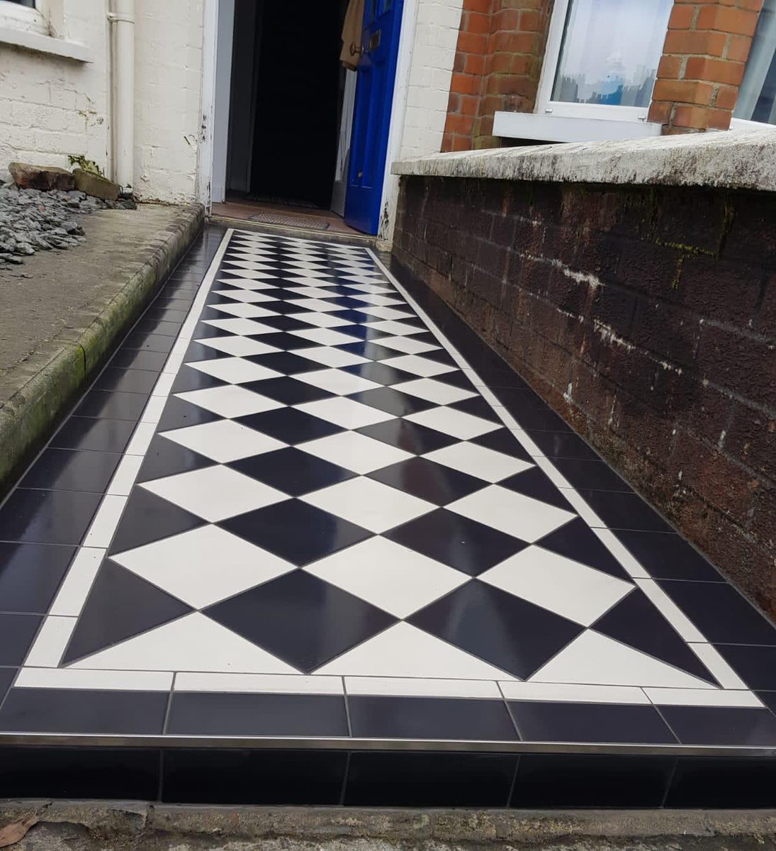 artafexltd's tweet photo. Introducing the majesty of monochromes with the Chessboard range of durable and stylish black and white tiles for a front door step 👌 #artafex #tiles #interiordesign  #porcelaintiles https://t.co/22Be2vLBja