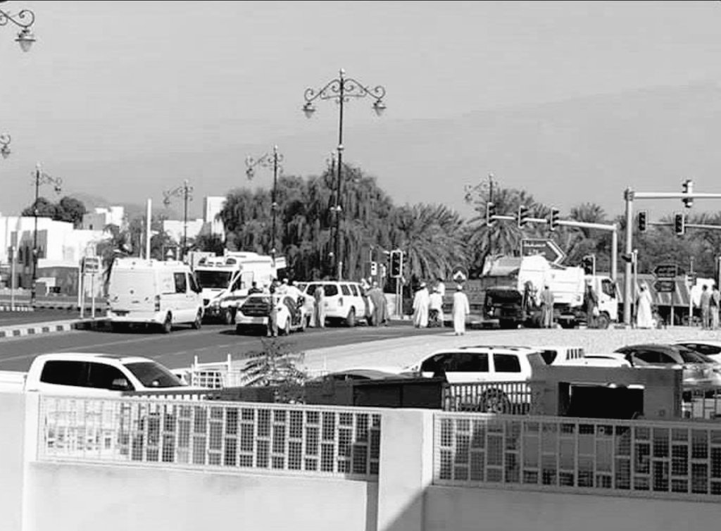 وما هذه الدنيا إلا عبرة لجميعنا؛
رحل طلال البوسعيدي رحمه الله وهو ينتظر إشارة المرور في سوق #نزوى!
كانت الإشارة باللون الأحمر
فأخذ ينتظر اللون الأخضر فلم تتحرك مركبته بل روحه صعدت نحو خالقها ورحمته!
كم مؤلم أن يمر على الإنسان هكذا عبر وتجده كالحجر يمارس التفاهات والأذى لخلق الله!