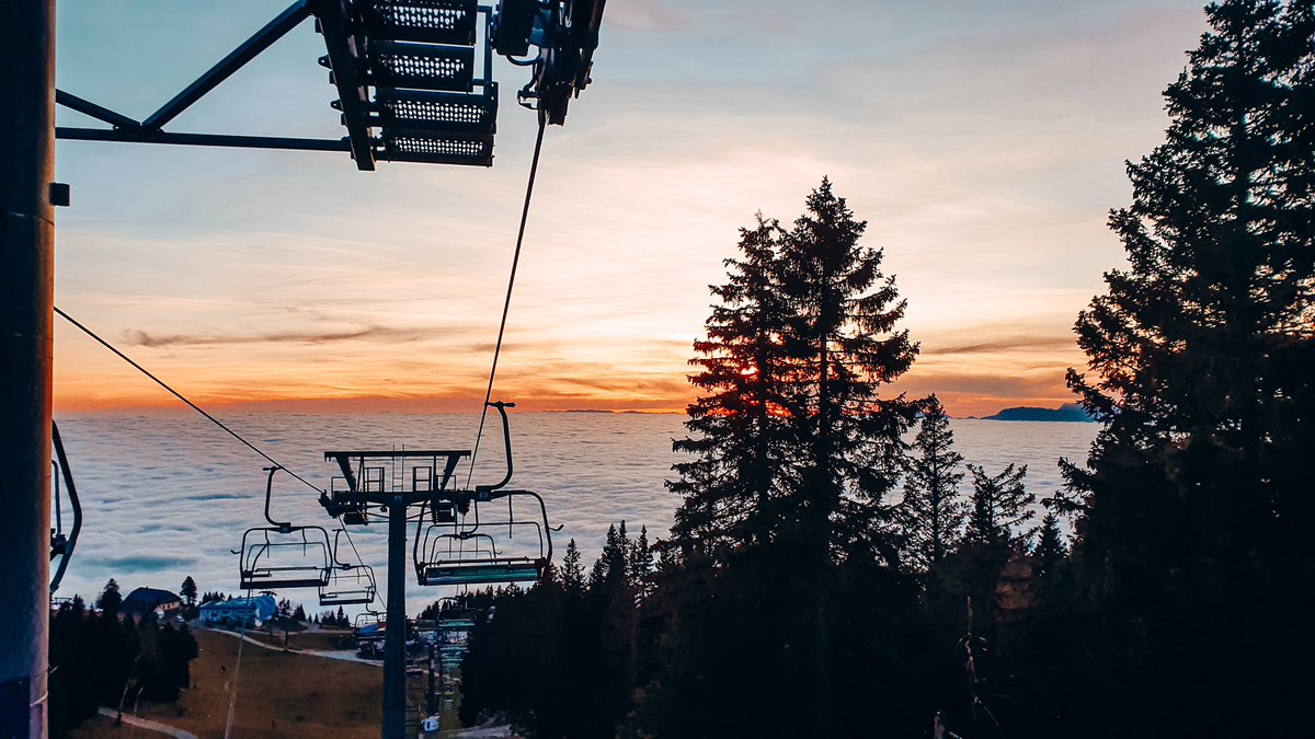 Sunsets always bring a fresh start 🌄.

Naj bo Martinovo praznično, a varno 🍷.

Vaš Krvavec ♥️
•
•
•
•
#krvavec #krvavecslovenia #krvavecskiresort #slovenia #slovenija #visitslovenia #visitcerkljenagorenjskem #vsezarazgled #kampadanes #sloveniaoutdoor #feelslovenia