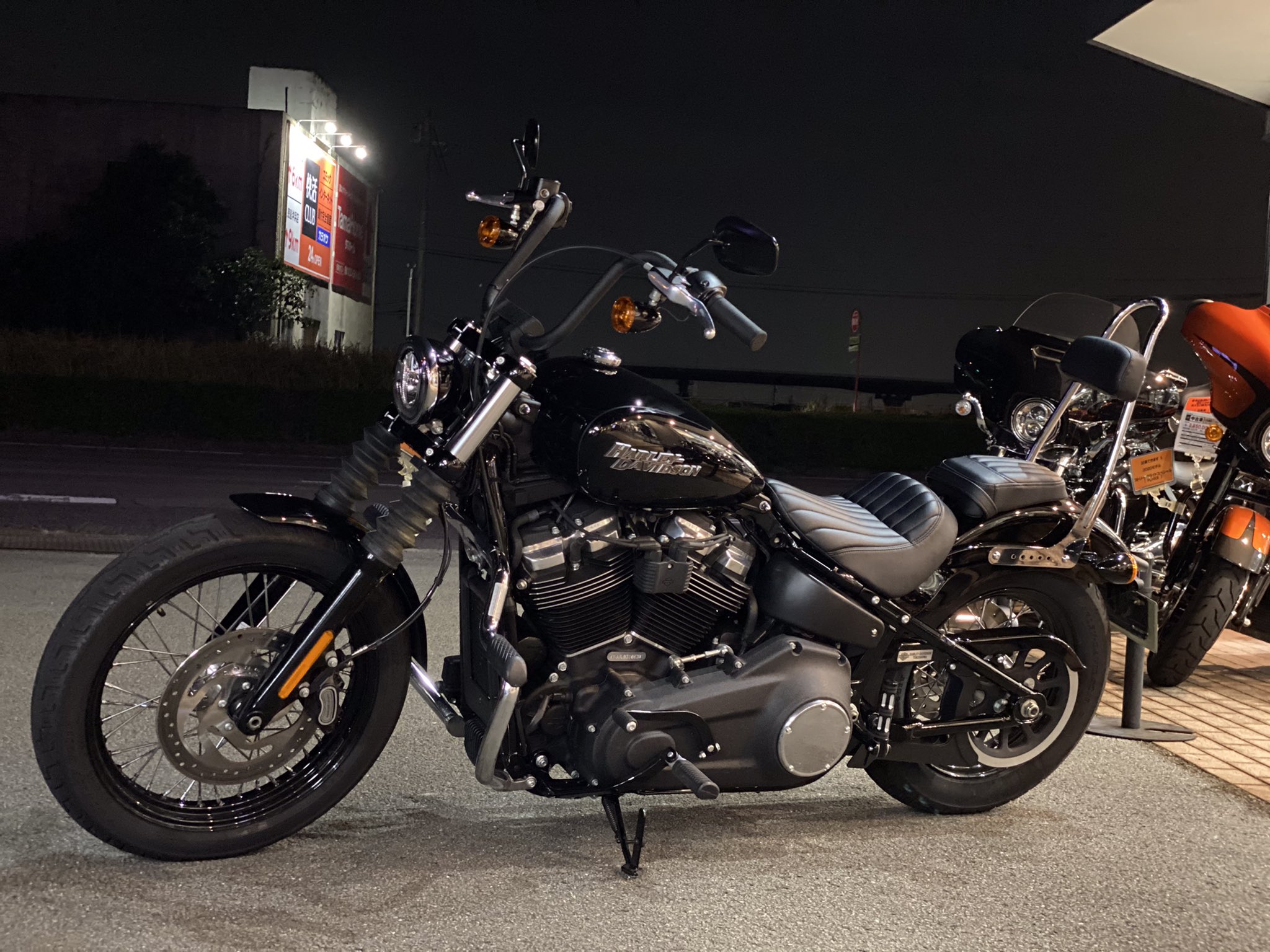 ハーレーダビッドソン徳島 夜のストリートボブ かっこいい 試乗車ですのでいつでもご試乗ください シーシーバー ピリオンシート パッセンジャーペグを取り付けていますので2人乗り試乗もできますのでお気軽に 安全のためにエンジンガードも装着