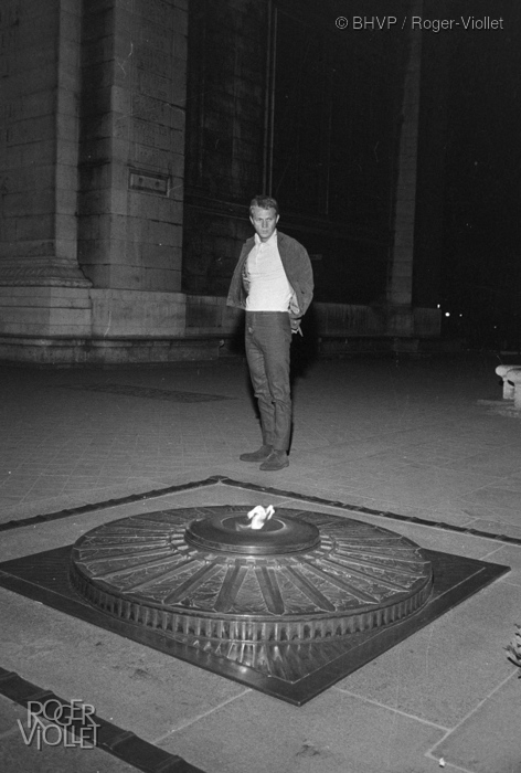 Roger_Viollet's tweet photo. [PHOTO DU JOUR] #Photodujour
Steve McQueen (1930-1980), acteur américain, devant la tombe du Soldat inconnu. Paris, 15 septembre 1964. Fonds France-Soir. Bibliothèque historique de la Ville de Paris.
© BHVP / Roger-Viollet https://t.co/3Hj37jbcv0