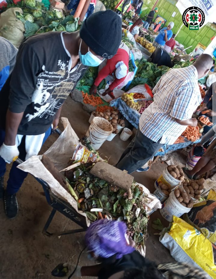 GreenArmyKenya's tweet photo. Clean market &amp; residential areas are key to #FlattenTheCurve &amp; #AngamizaCorona by breaking the 🔗 of #COVID19

Join the #YouthKomeshaCorona in a #environmental clean-up at Kipkenyo Centre &amp; Kyangombe Village 👊👊👊

@Amref_Kenya @EUinKenya @Environment_Ke

#EUCovid19ResponseKE https://t.co/ZR7908hi55