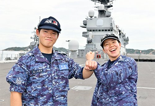 AsagumoNews52's tweet photo. きょうだい2組 艦上で再会
#インド太平洋方面派遣訓練「#IPD20」参加の #海自 #護衛艦「#かが」艦上などでこのほど、2組のきょうだいが再会した。再会したのは平山姉弟(=写真)と戸室兄弟、2組は絆を確かめ合い各々の任務完遂を誓った。
朝雲HP
https://t.co/Fh7Hngk707
(2020年11月25日まで掲載) https://t.co/sijuJD1yhg